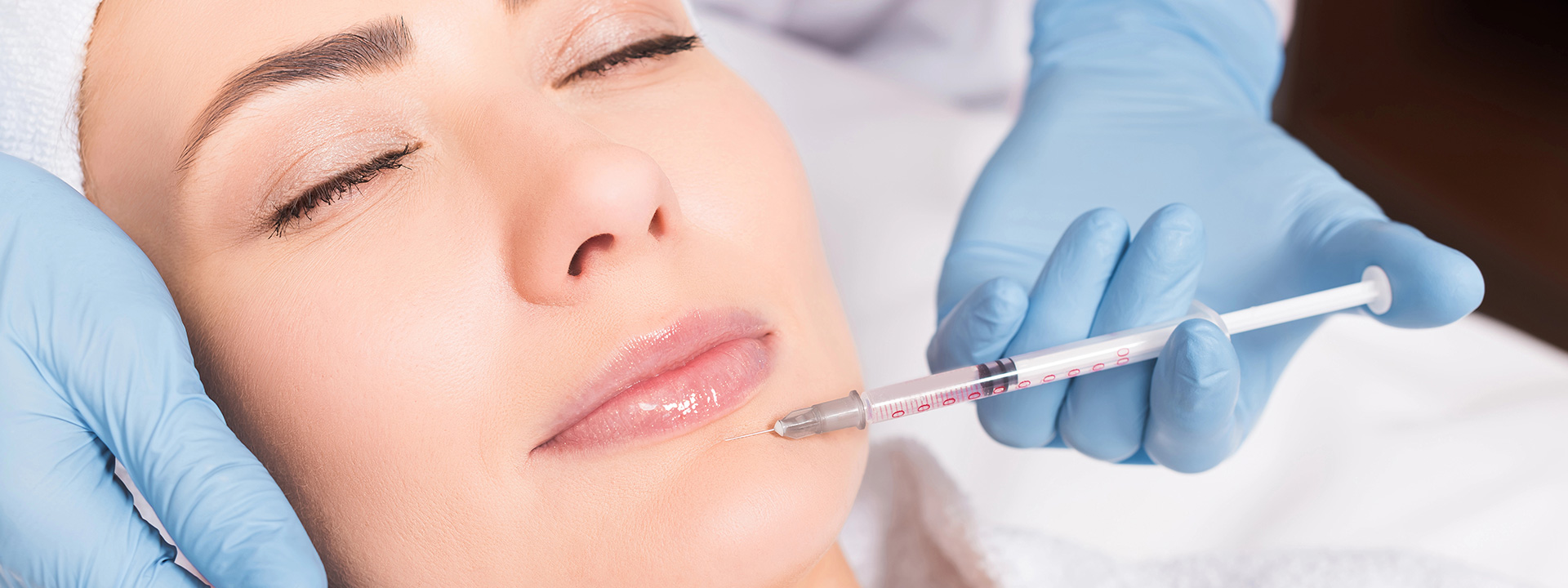 A beautiful woman is receiving a jeuveau treatment.